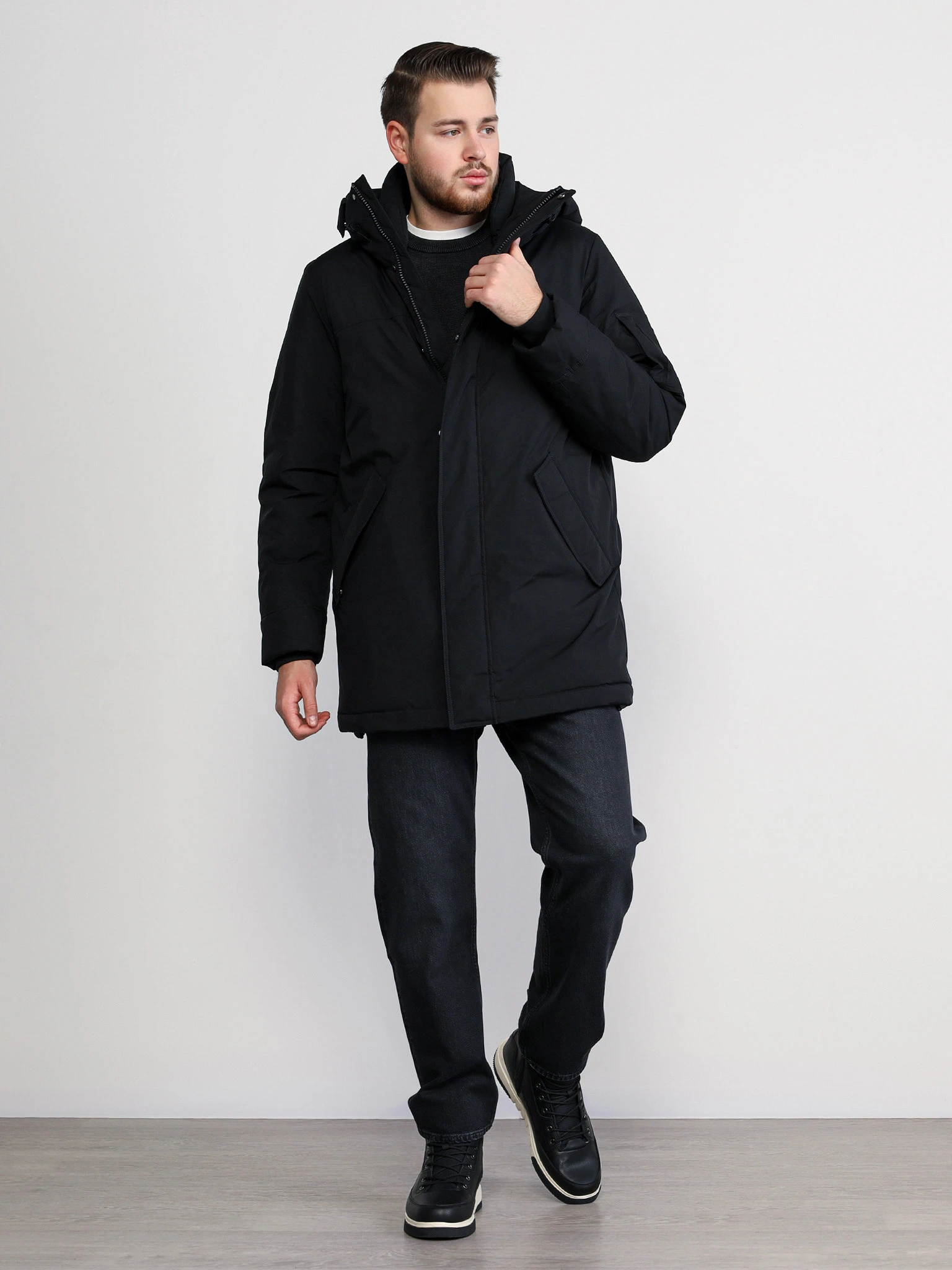 Куртка черного цвета с капюшоном